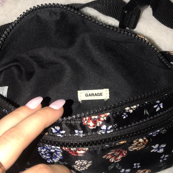 ❄️2 FOR $20❄️ Garage Flower Fanny Pack - Picture 2 of 2